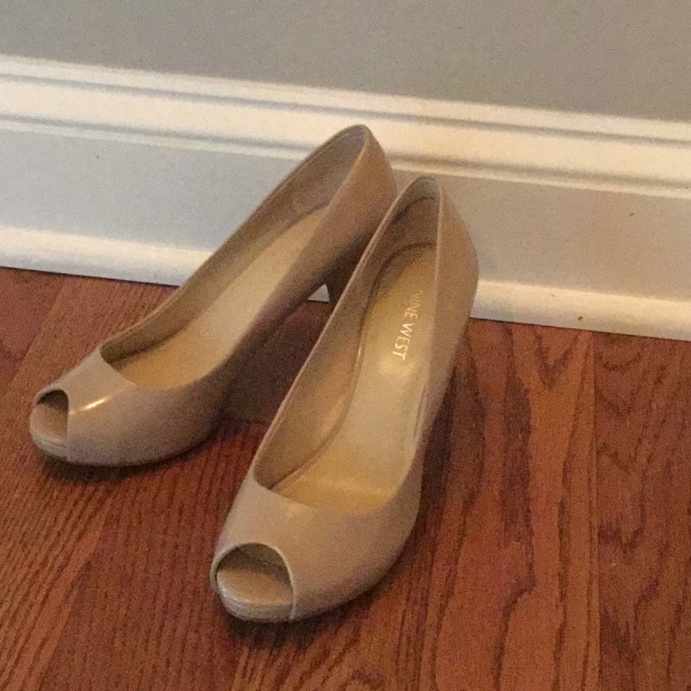 Nine West size 7 nude peep toe pumps